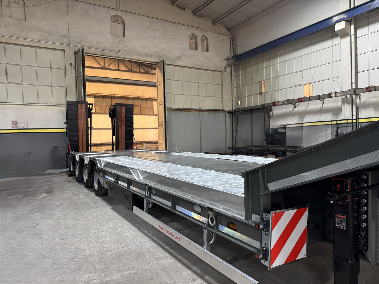 GVN Trailer 3 AXLE LOWBED WITH WHEEL RECESSES - Góndola rebajadas semirremolque: foto 3 GVN Trailer 3 AXLE LOWBED WITH WHEEL RECESSES - Góndola rebajadas semirremolque: foto 3