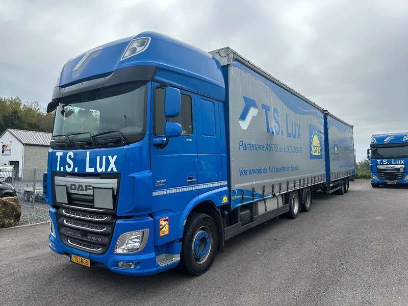 DAF XF 440 6x2 / SUPERSPACECAB / KOMBI MIT ANHANGER SCHMITZ 2016 / DURCHLADEN / 2 STUCK - Camión lona: foto 1 DAF XF 440 6x2 / SUPERSPACECAB / KOMBI MIT ANHANGER SCHMITZ 2016 / DURCHLADEN / 2 STUCK - Camión lona: foto 1