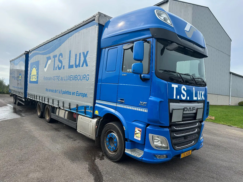 DAF XF 440 6x2 / SUPERSPACECAB / KOMBI MIT ANHANGER SCHMITZ 2016 / DURCHLADEN / 2 STUCK - Camión lona: foto 2 DAF XF 440 6x2 / SUPERSPACECAB / KOMBI MIT ANHANGER SCHMITZ 2016 / DURCHLADEN / 2 STUCK - Camión lona: foto 2