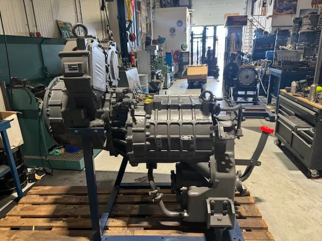 Komatsu Grader GD825A-2 WA500-6 - Caja de cambios: foto 1 Komatsu Grader GD825A-2 WA500-6 - Caja de cambios: foto 1