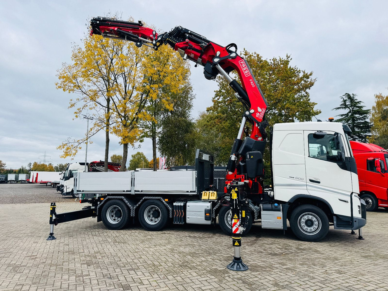 Volvo FH 500 8x4 Kran F820 RA2.27 Jib & Winde Sofort - Cabeza tractora: foto 2 Volvo FH 500 8x4 Kran F820 RA2.27 Jib & Winde Sofort - Cabeza tractora: foto 2