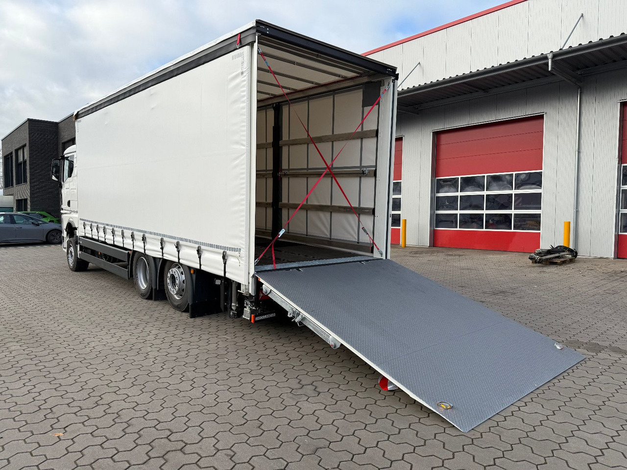 MAN TGX 26.440 6x2 LL Schwerlast Ladebordwand/Rampe - Grua de remolque autos: foto 1 MAN TGX 26.440 6x2 LL Schwerlast Ladebordwand/Rampe - Grua de remolque autos: foto 1