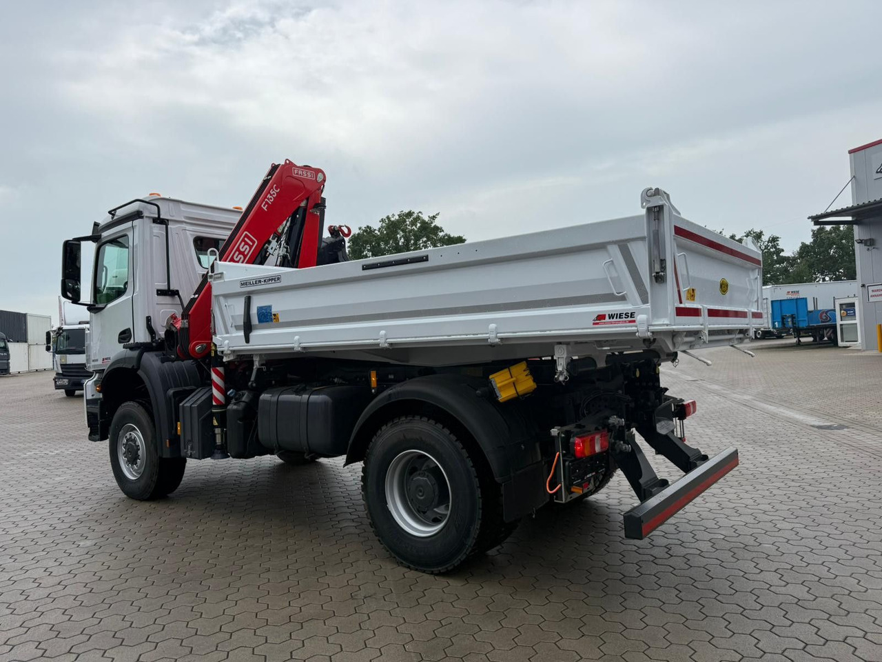 Mercedes-Benz Arocs 1835 4x2 Meiller Fassi F135 Kran Kipper - Volquete camión, Camión grúa: foto 3 Mercedes-Benz Arocs 1835 4x2 Meiller Fassi F135 Kran Kipper - Volquete camión, Camión grúa: foto 3
