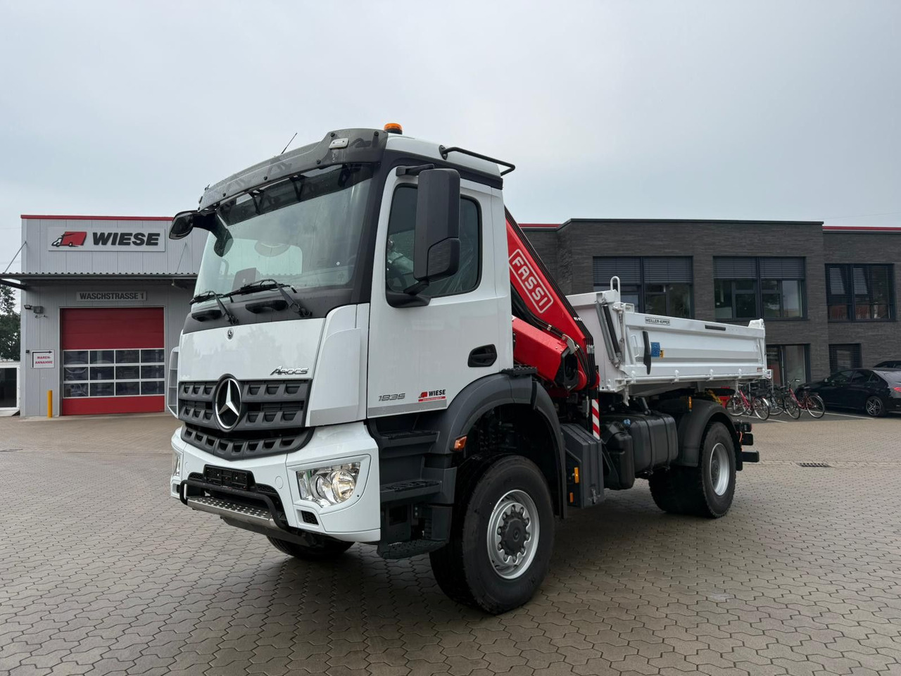 Mercedes-Benz Arocs 1835 4x4 Allrad Fassi F135 Kran Kipper - Volquete camión, Camión grúa: foto 1 Mercedes-Benz Arocs 1835 4x4 Allrad Fassi F135 Kran Kipper - Volquete camión, Camión grúa: foto 1