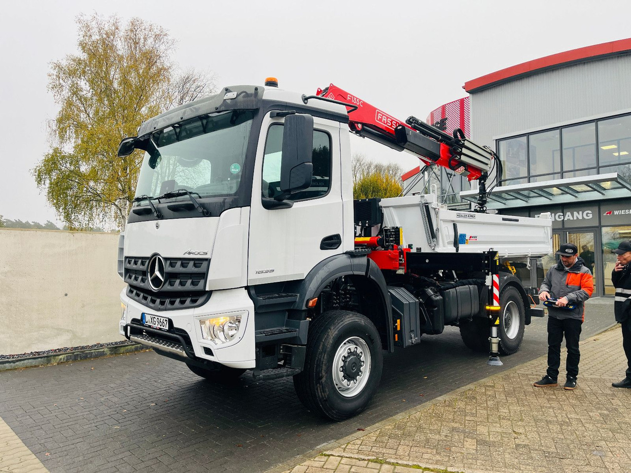 Mercedes-Benz Arocs 1835 4x4 Meiller Fassi F135 Kran Kipper - Volquete camión, Camión grúa: foto 1 Mercedes-Benz Arocs 1835 4x4 Meiller Fassi F135 Kran Kipper - Volquete camión, Camión grúa: foto 1