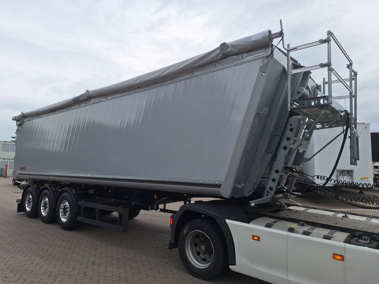 Schmitz Cargobull Kipper 52m³ mit gekröpftem Chassis - Volquete semirremolque: foto 2 Schmitz Cargobull Kipper 52m³ mit gekröpftem Chassis - Volquete semirremolque: foto 2