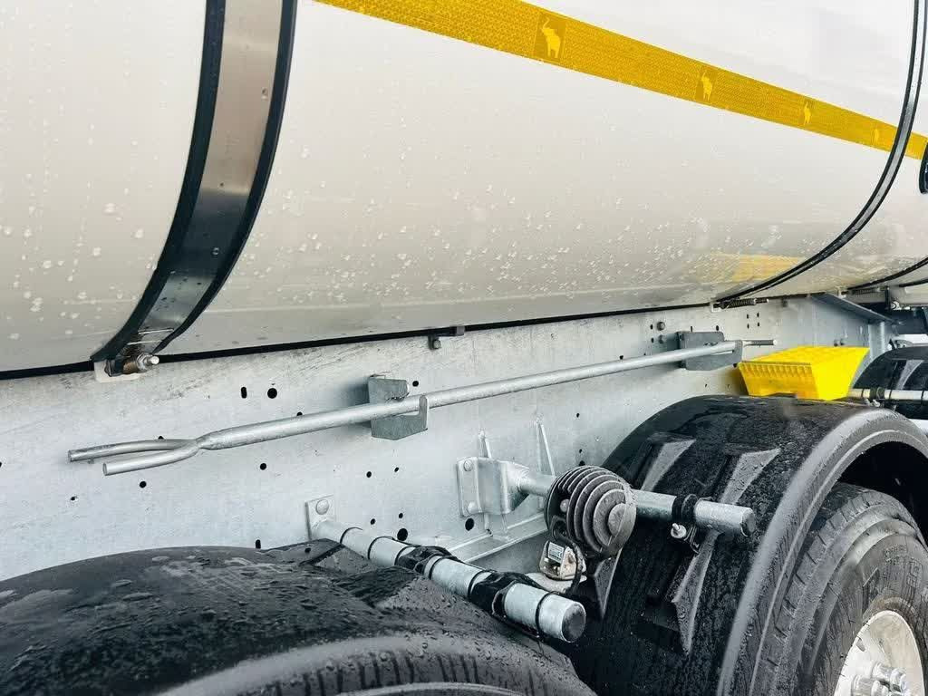 Schmitz Cargobull Thermomulde 24m³ isoliert elektrisches Verdeck - Volquete semirremolque: foto 4 Schmitz Cargobull Thermomulde 24m³ isoliert elektrisches Verdeck - Volquete semirremolque: foto 4