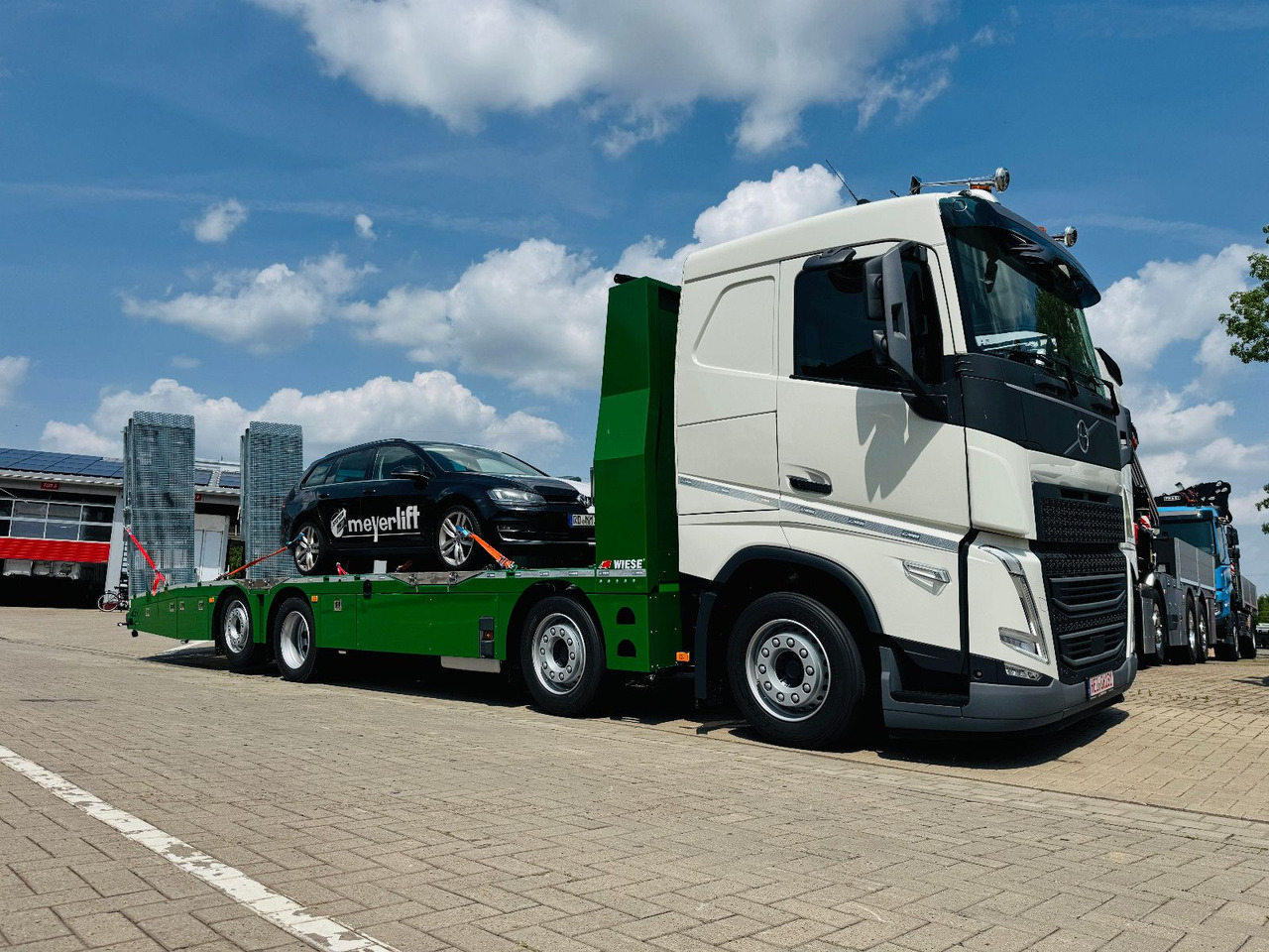 Volvo Arbeitsbühnen Baumaschinentransporter mit Rampen - Portavehículos camión: foto 1 Volvo Arbeitsbühnen Baumaschinentransporter mit Rampen - Portavehículos camión: foto 1