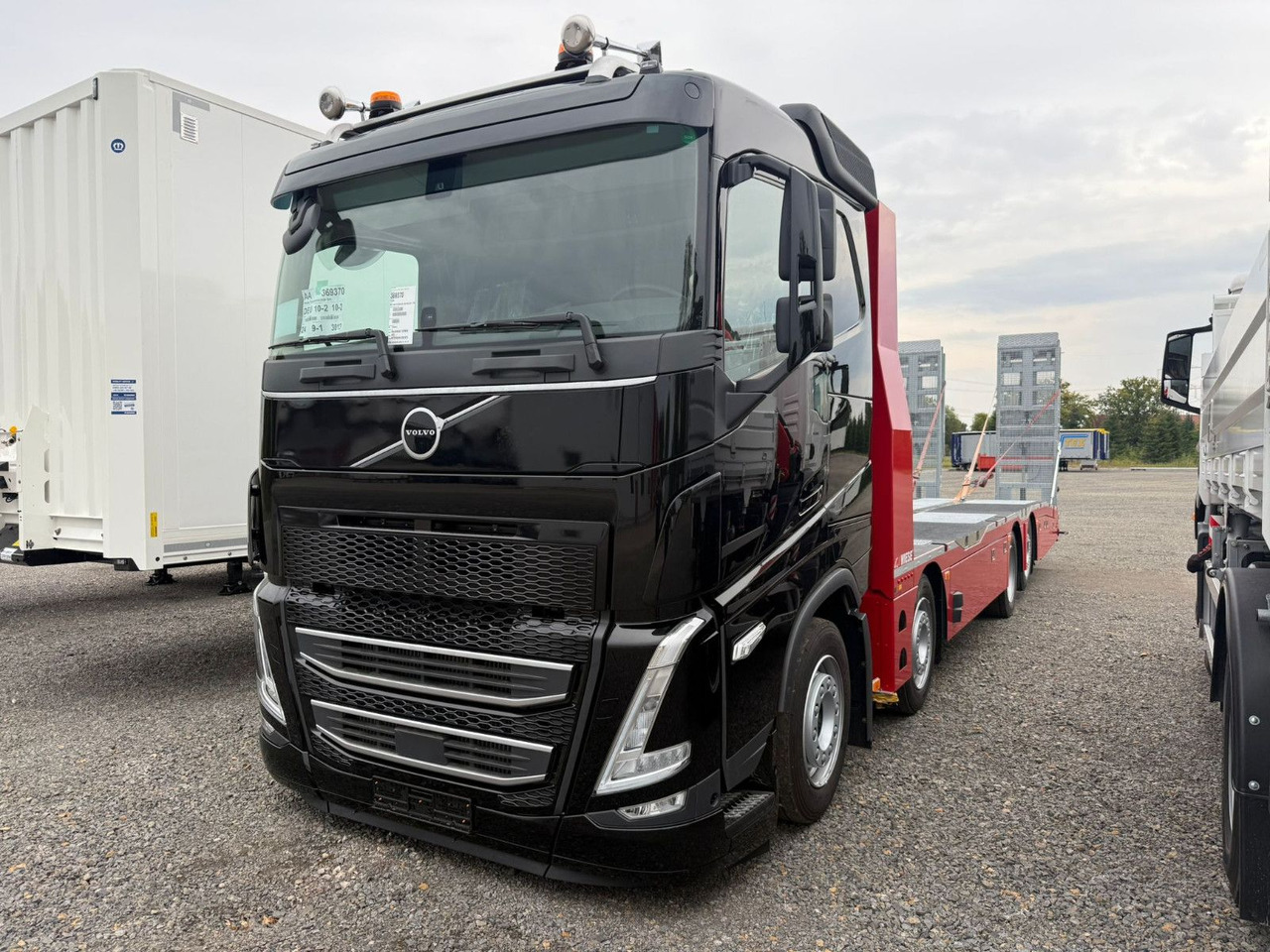 Volvo Arbeitsbühnen Baumaschinentransporter mit Rampen - Portavehículos camión: foto 2 Volvo Arbeitsbühnen Baumaschinentransporter mit Rampen - Portavehículos camión: foto 2