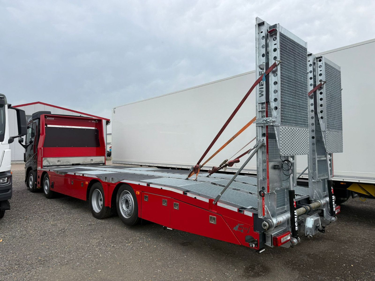 Volvo Arbeitsbühnen Baumaschinentransporter mit Rampen - Portavehículos camión: foto 3 Volvo Arbeitsbühnen Baumaschinentransporter mit Rampen - Portavehículos camión: foto 3