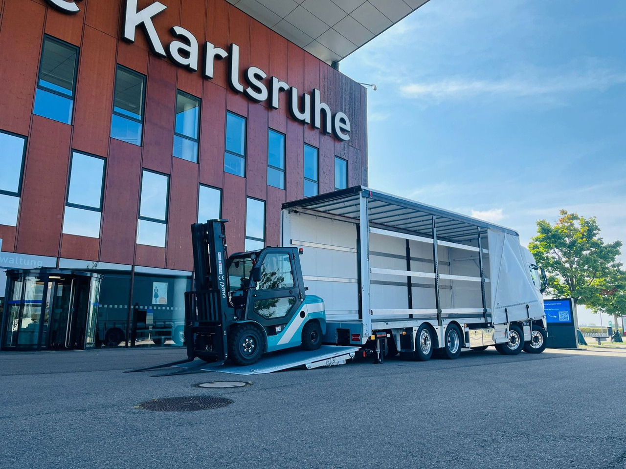 Volvo FH 500 Gabelstaplertransporter LBW 9t Dhollandia - Grua de remolque autos: foto 1 Volvo FH 500 Gabelstaplertransporter LBW 9t Dhollandia - Grua de remolque autos: foto 1