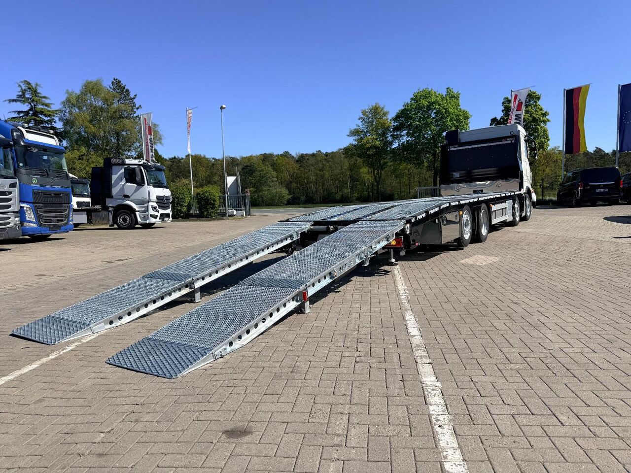 Volvo Maschinentransporter mit Rampen, Arbeitsbühnen - Grua de remolque autos: foto 2 Volvo Maschinentransporter mit Rampen, Arbeitsbühnen - Grua de remolque autos: foto 2