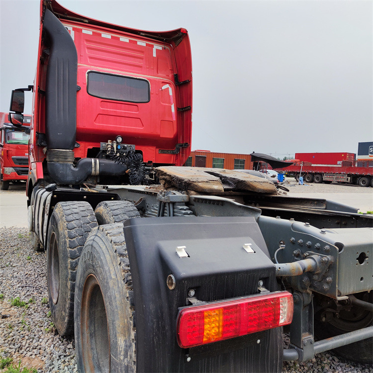 HOWO HOWO T7H-540 tractor-Red - Cabeza tractora: foto 2 HOWO HOWO T7H-540 tractor-Red - Cabeza tractora: foto 2