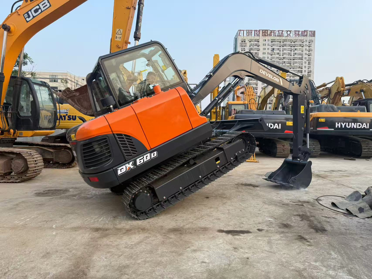 DOOSAN DX60D-10 - Excavadora de cadenas: foto 2 DOOSAN DX60D-10 - Excavadora de cadenas: foto 2