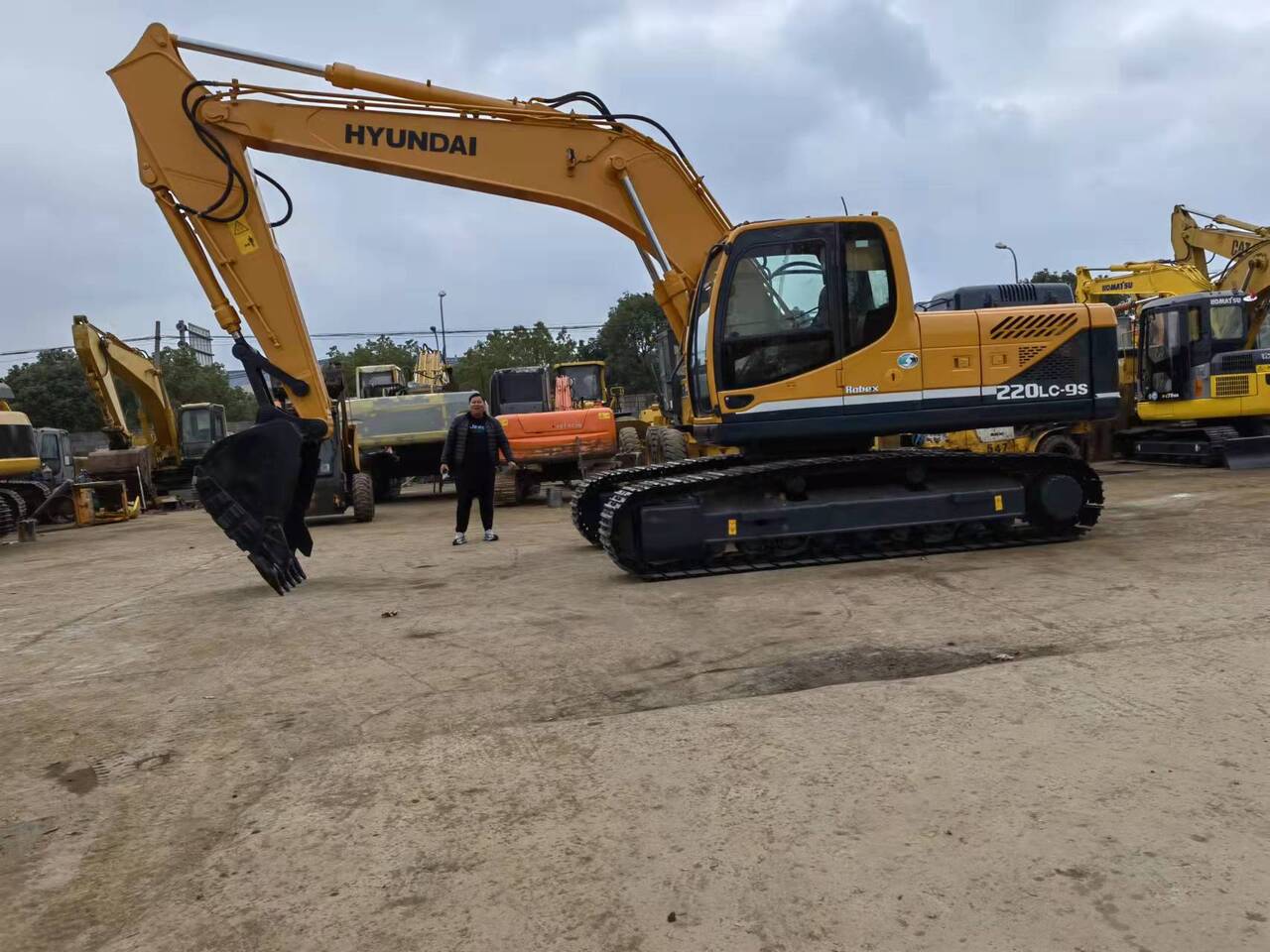 HYUNDAI 220LC-9S - Excavadora de cadenas: foto 2 HYUNDAI 220LC-9S - Excavadora de cadenas: foto 2