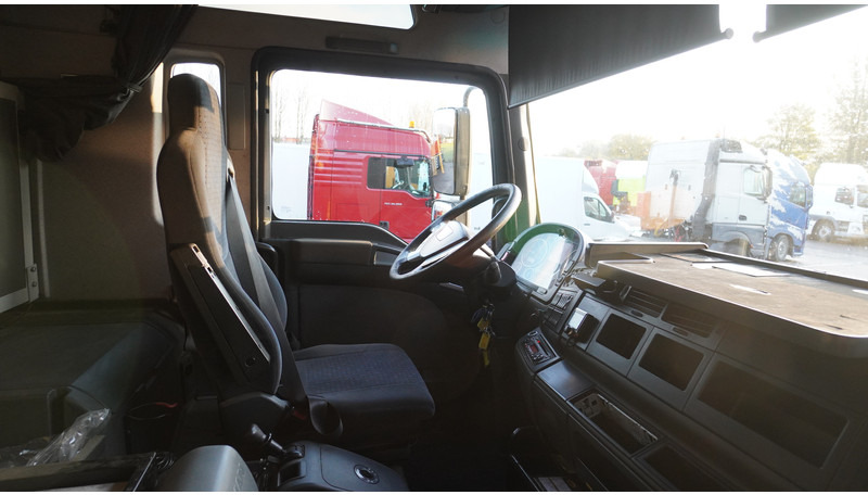 MAN TGA 41.530 8X4 160 TON'S RETARDER 283.000KM - Cabeza tractora: foto 5 MAN TGA 41.530 8X4 160 TON'S RETARDER 283.000KM - Cabeza tractora: foto 5