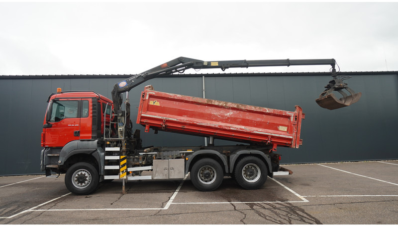 MAN TGS 28.400 6X6 2 SIDE TIPPER WITH HMF 1643 CRANE 376.400KM - Camión grúa: foto 1 MAN TGS 28.400 6X6 2 SIDE TIPPER WITH HMF 1643 CRANE 376.400KM - Camión grúa: foto 1