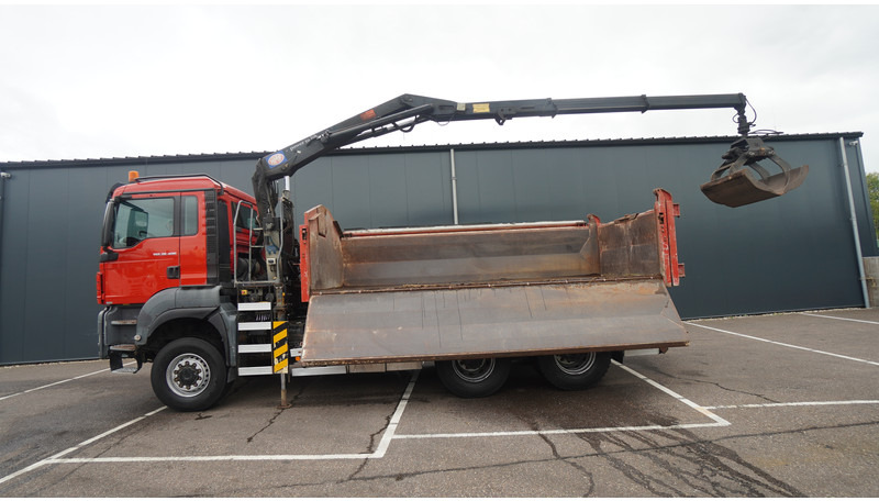 MAN TGS 28.400 6X6 2 SIDE TIPPER WITH HMF 1643 CRANE 376.400KM - Camión grúa: foto 2 MAN TGS 28.400 6X6 2 SIDE TIPPER WITH HMF 1643 CRANE 376.400KM - Camión grúa: foto 2