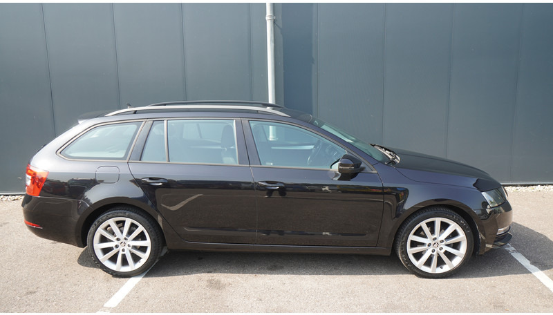 Škoda Octavia COMBI 1.6TDI DSG 85KW GREENTECH AMBITION BUSINESS - Minibús, Furgoneta de pasajeros: foto 2 Škoda Octavia COMBI 1.6TDI DSG 85KW GREENTECH AMBITION BUSINESS - Minibús, Furgoneta de pasajeros: foto 2