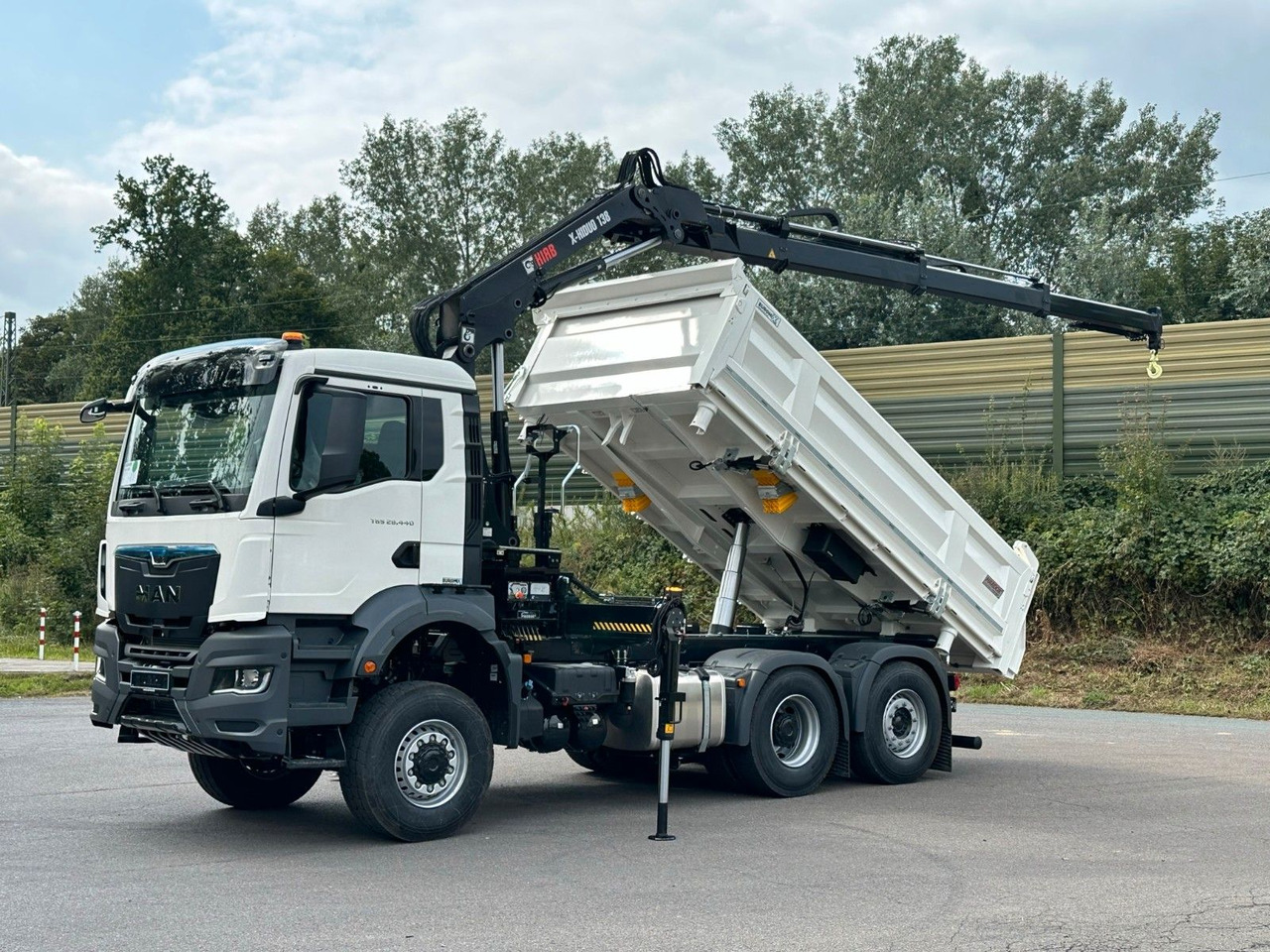 MAN TGS 28.440 6x4-4/3-Seiten- Kipper / Hiab 138-3 - Volquete camión, Camión grúa: foto 1 MAN TGS 28.440 6x4-4/3-Seiten- Kipper / Hiab 138-3 - Volquete camión, Camión grúa: foto 1