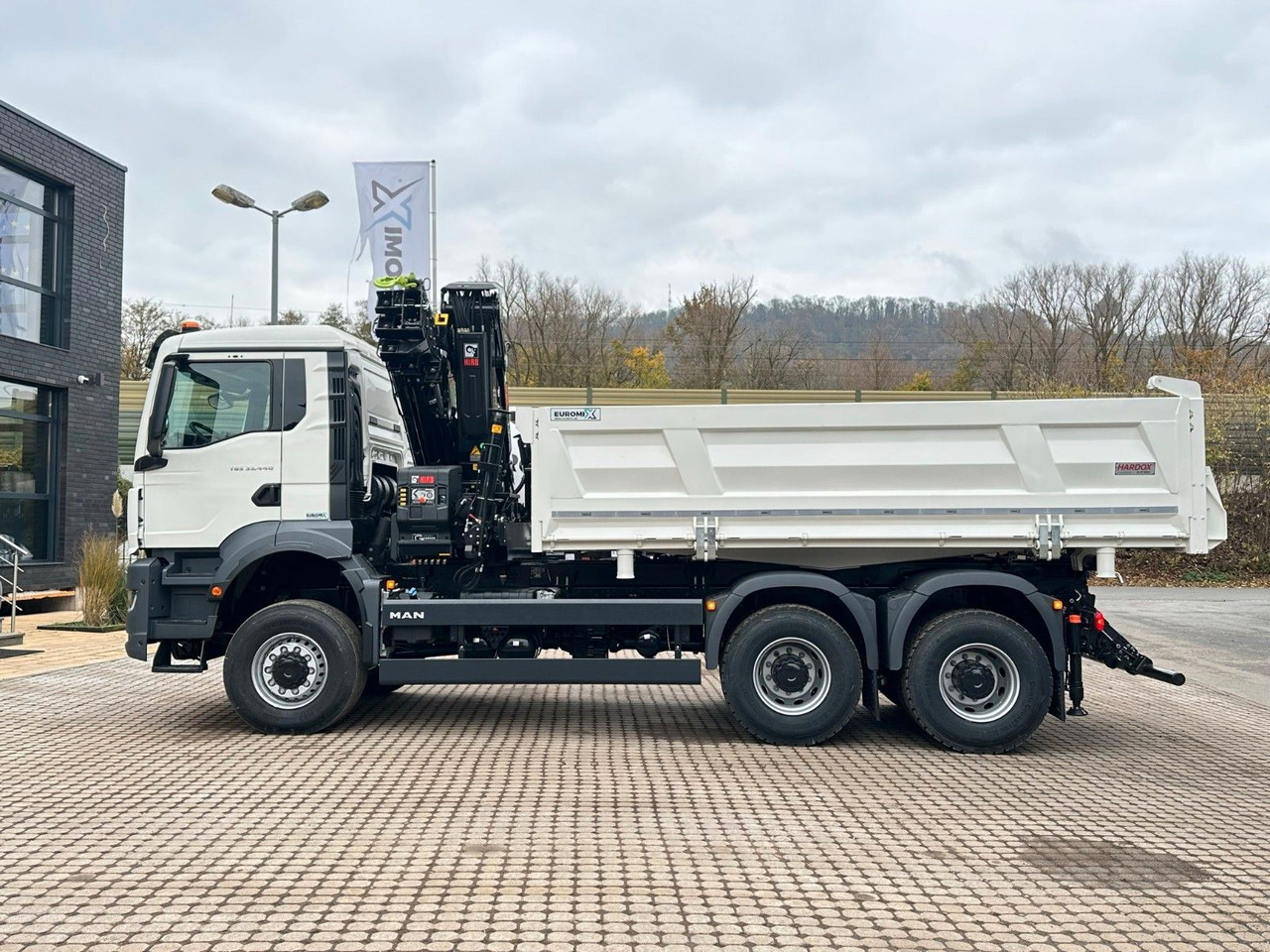 MAN TGS 33.440 6x6 /3-Seiten- Kipper / Kran HIAB 302 - Volquete camión, Camión grúa: foto 2 MAN TGS 33.440 6x6 /3-Seiten- Kipper / Kran HIAB 302 - Volquete camión, Camión grúa: foto 2