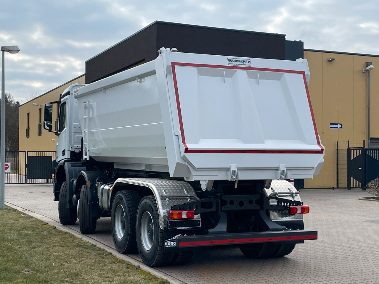 Mercedes-Benz 4142 8X4 Mulden- Kipper - EuromixMTP - Volquete camión: foto 5 Mercedes-Benz 4142 8X4 Mulden- Kipper - EuromixMTP - Volquete camión: foto 5