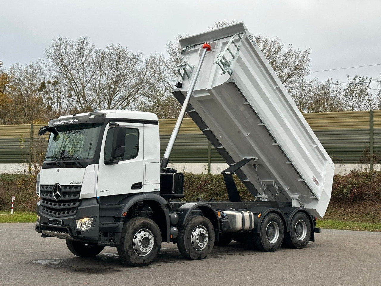 Mercedes-Benz AROCS 5 4145 8X4 E6e EuromixMTP 18m³ Kipper - Volquete camión: foto 1 Mercedes-Benz AROCS 5 4145 8X4 E6e EuromixMTP 18m³ Kipper - Volquete camión: foto 1