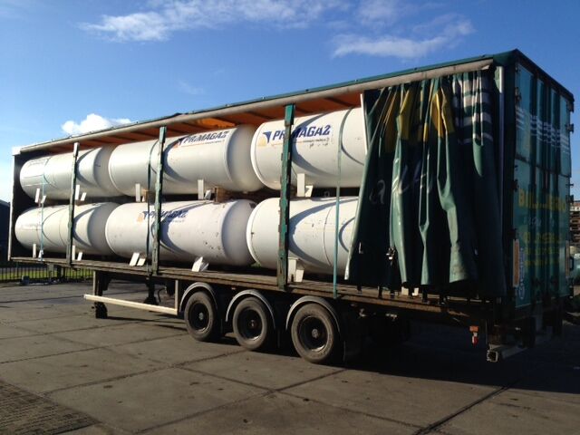 Curtain semi-trailer loaded with LPG tanks - Semirremolque lona: foto 2 Curtain semi-trailer loaded with LPG tanks - Semirremolque lona: foto 2