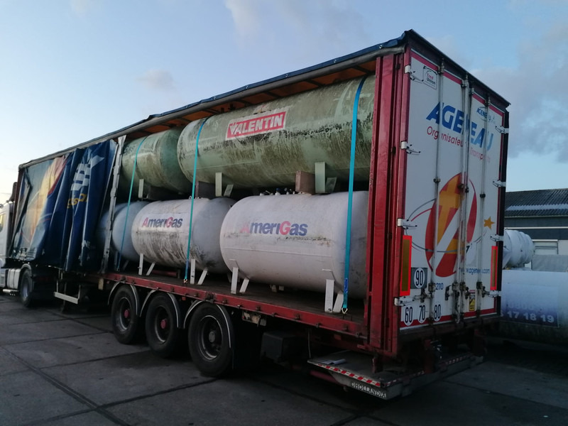 Curtain semi-trailer with used aboveground 2700 &4850L tanks Gas, Gaz, LPG, GPL, Propane, Butane tank ID 8.370 - Cisterna semirremolque: foto 1 Curtain semi-trailer with used aboveground 2700 &4850L tanks Gas, Gaz, LPG, GPL, Propane, Butane tank ID 8.370 - Cisterna semirremolque: foto 1