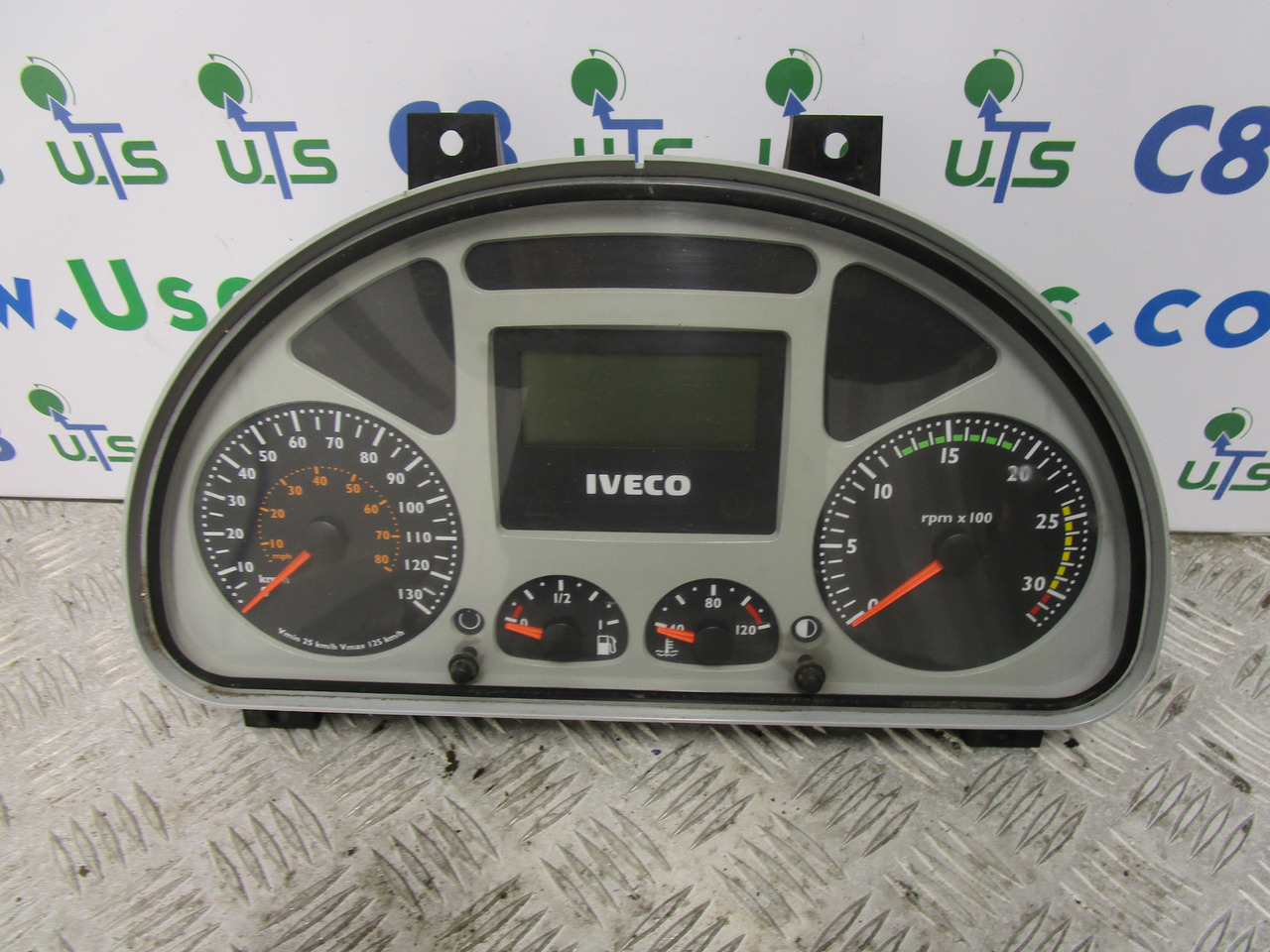 IVECO TECTOR CLOCK CLUSTER P/NO 504025357 - Sistema eléctrico para Camión: foto 1 IVECO TECTOR CLOCK CLUSTER P/NO 504025357 - Sistema eléctrico para Camión: foto 1