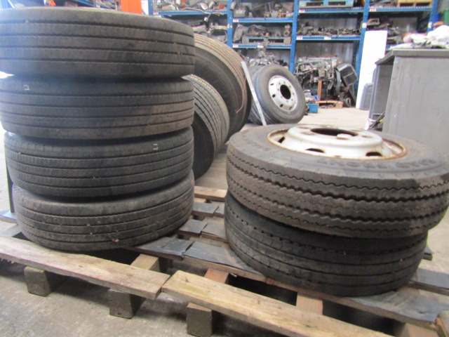 MITSUBISHI FUSO (6) WHEELS AND TYRES 205/75/17.5 8-10MM TREAD 32MM HOLES SET OF 6 - Neumático para Camión: foto 1 MITSUBISHI FUSO (6) WHEELS AND TYRES 205/75/17.5 8-10MM TREAD 32MM HOLES SET OF 6 - Neumático para Camión: foto 1