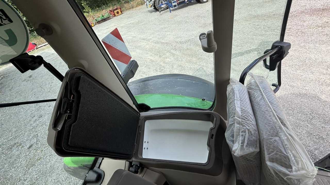 John Deere 6R215 - Tractor: foto 2 John Deere 6R215 - Tractor: foto 2