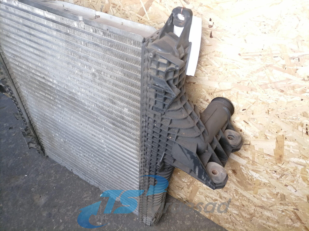 MAN Intercooler radiator 81061006556 - Intercooler para Camión: foto 3 MAN Intercooler radiator 81061006556 - Intercooler para Camión: foto 3