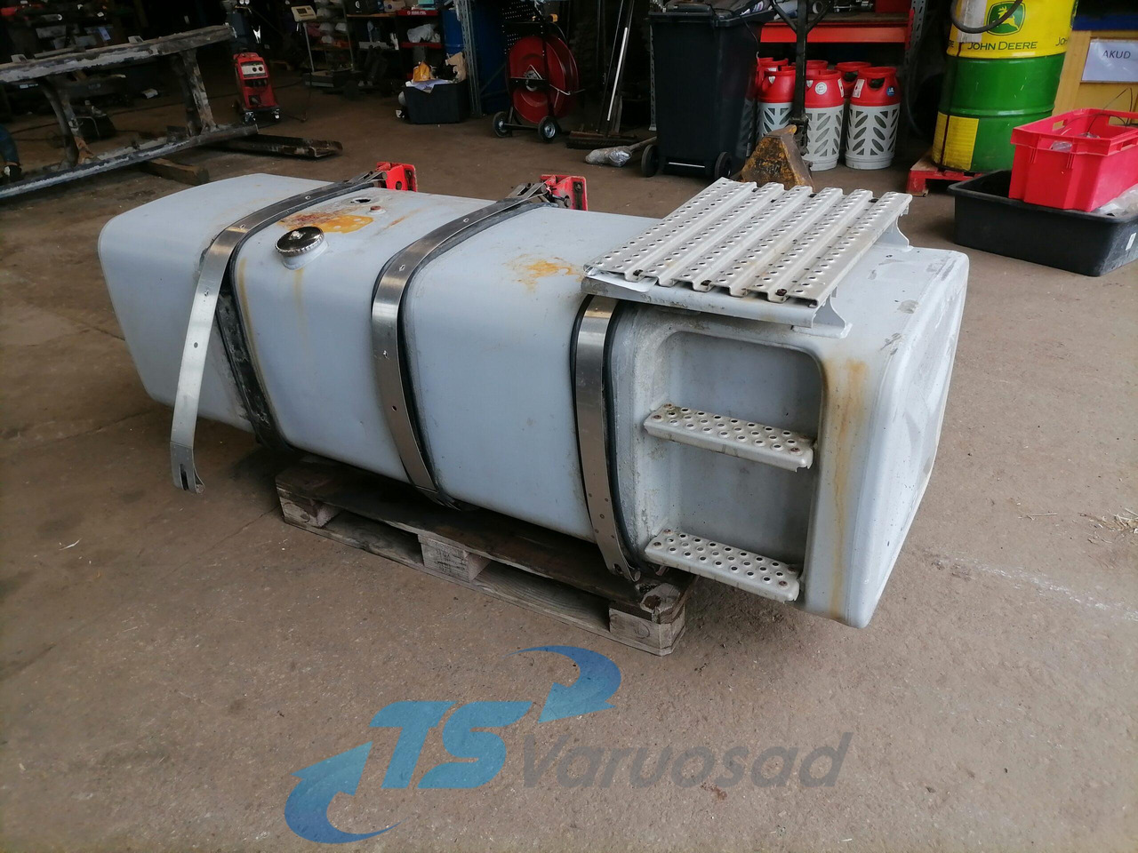 MAN Kütusepaak 780L 81122015608 - Depósito de combustible para Camión: foto 3 MAN Kütusepaak 780L 81122015608 - Depósito de combustible para Camión: foto 3