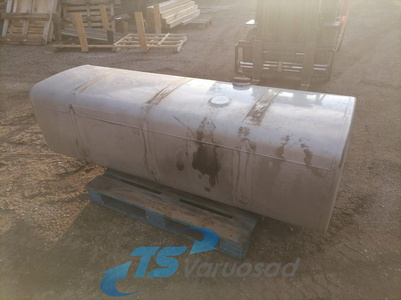 MAN Kütusepaak 800L 81122015598 - Depósito de combustible para Camión: foto 2 MAN Kütusepaak 800L 81122015598 - Depósito de combustible para Camión: foto 2