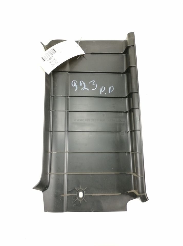 Mercedes-Benz Salongi plastik A9606923201 - Pieza universal para Camión: foto 2 Mercedes-Benz Salongi plastik A9606923201 - Pieza universal para Camión: foto 2