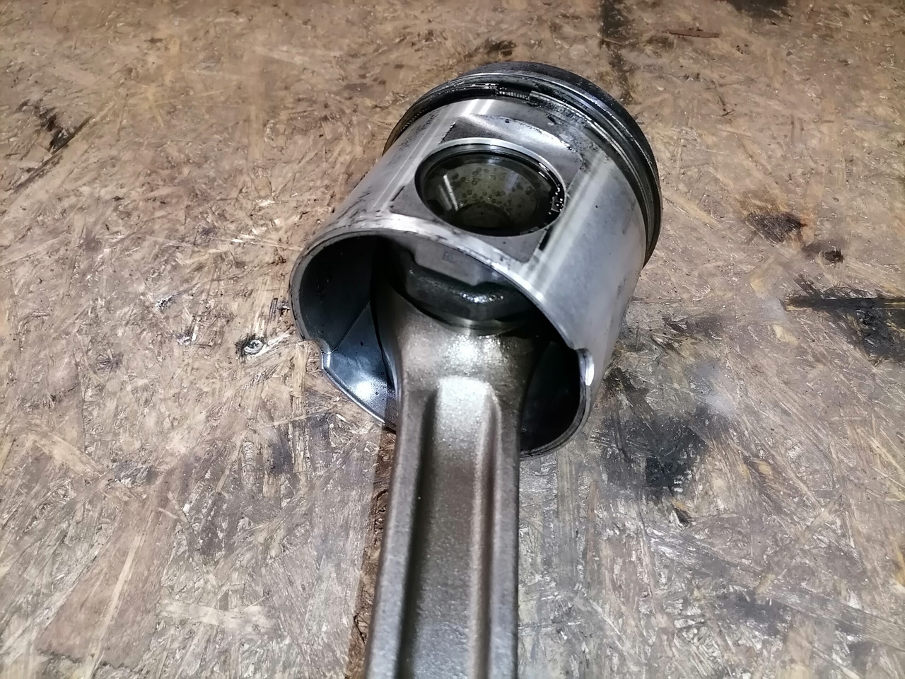 Scania Connecting rod + piston 1798596 - Pistones/ Anillos/ Bujes para Camión: foto 4 Scania Connecting rod + piston 1798596 - Pistones/ Anillos/ Bujes para Camión: foto 4