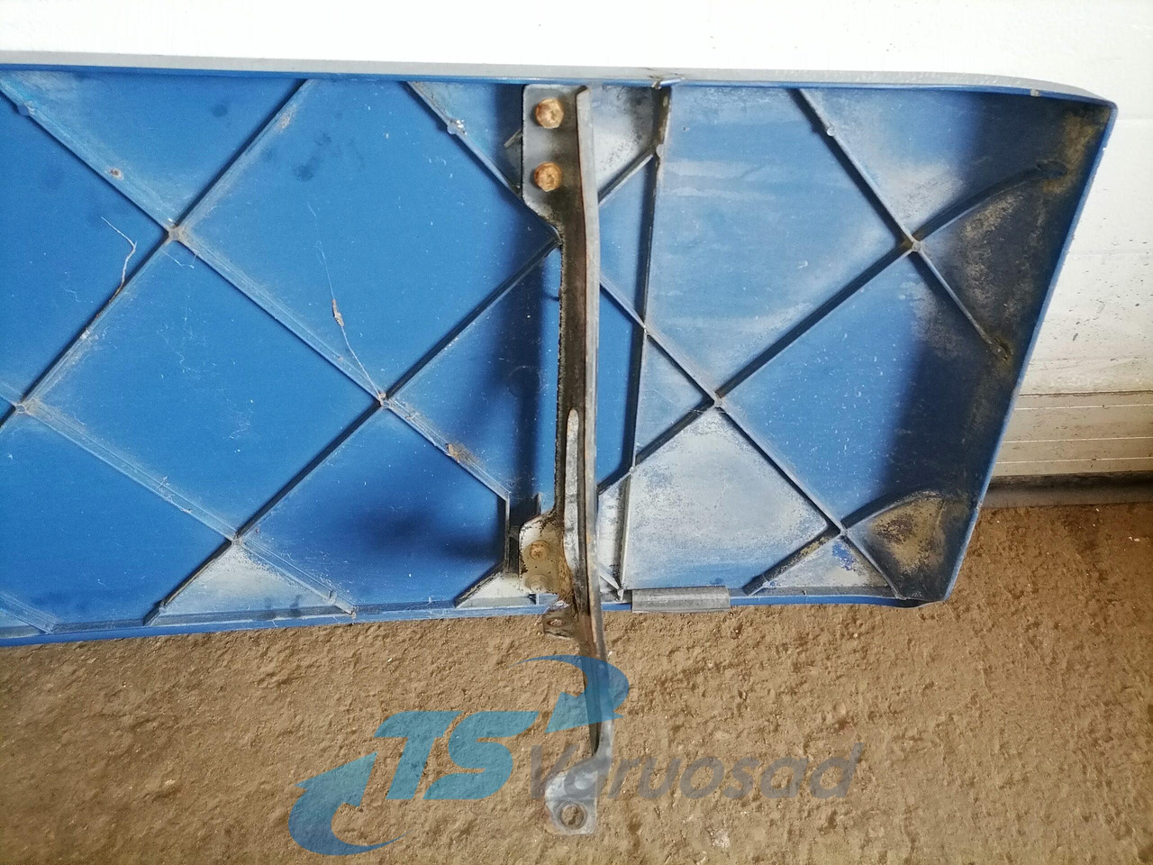 Scania Scania cab wind deflector, right side 1348522 - Aerodinámica/ Spoiler para Camión: foto 4 Scania Scania cab wind deflector, right side 1348522 - Aerodinámica/ Spoiler para Camión: foto 4