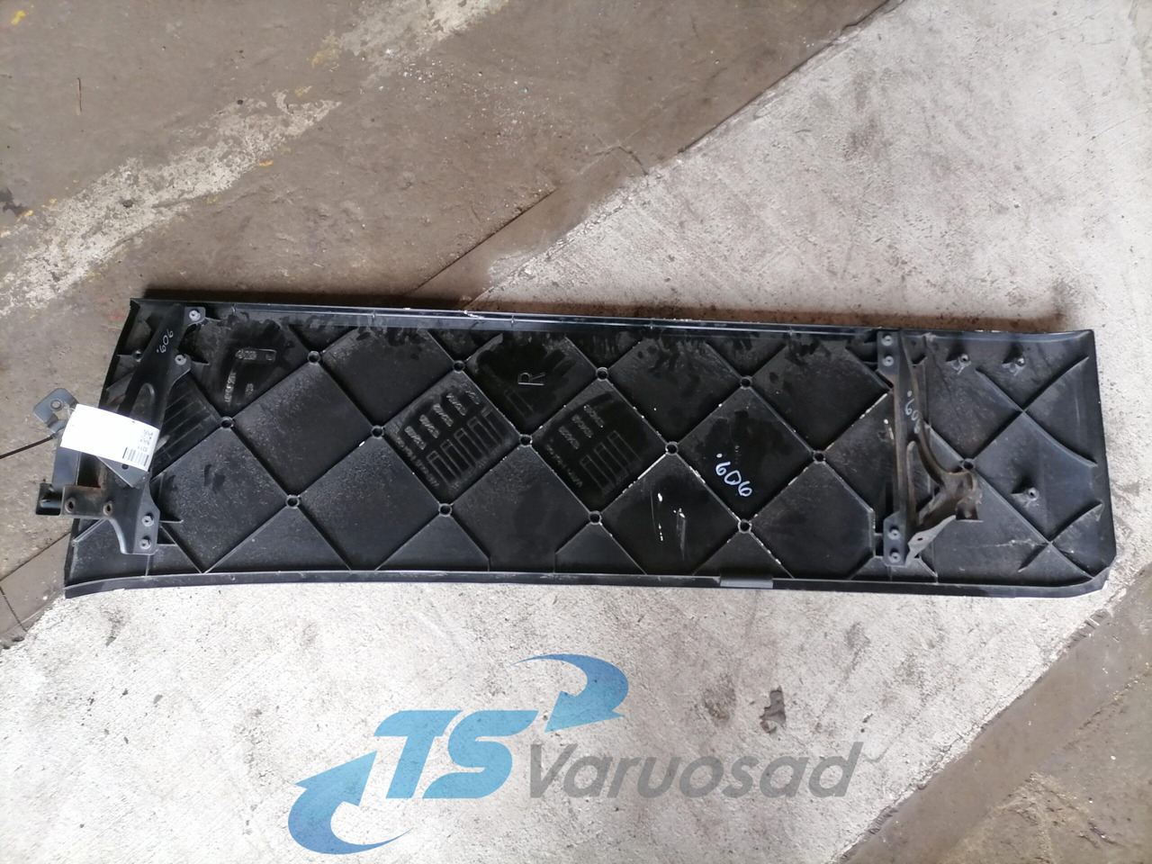 Scania Scania cab wind deflector, right side 1532462 - Aerodinámica/ Spoiler para Camión: foto 2 Scania Scania cab wind deflector, right side 1532462 - Aerodinámica/ Spoiler para Camión: foto 2