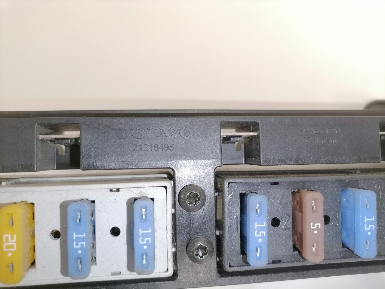 Volvo Central electric unit 21218495 - Fusible para Camión: foto 3 Volvo Central electric unit 21218495 - Fusible para Camión: foto 3