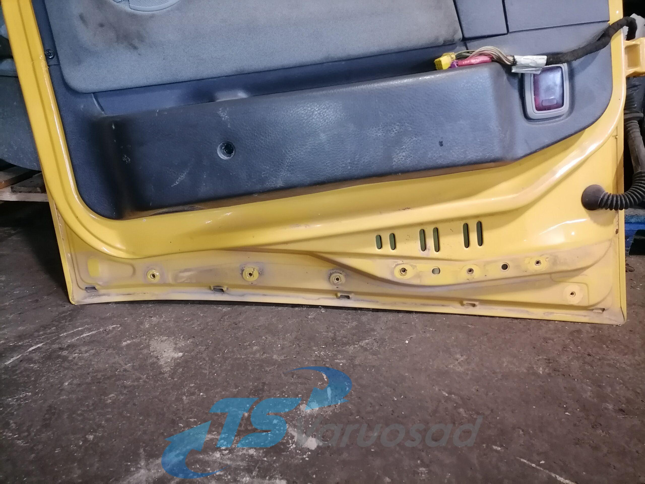 Volvo Door 20360542 - Puerta y piezas para Camión: foto 4 Volvo Door 20360542 - Puerta y piezas para Camión: foto 4