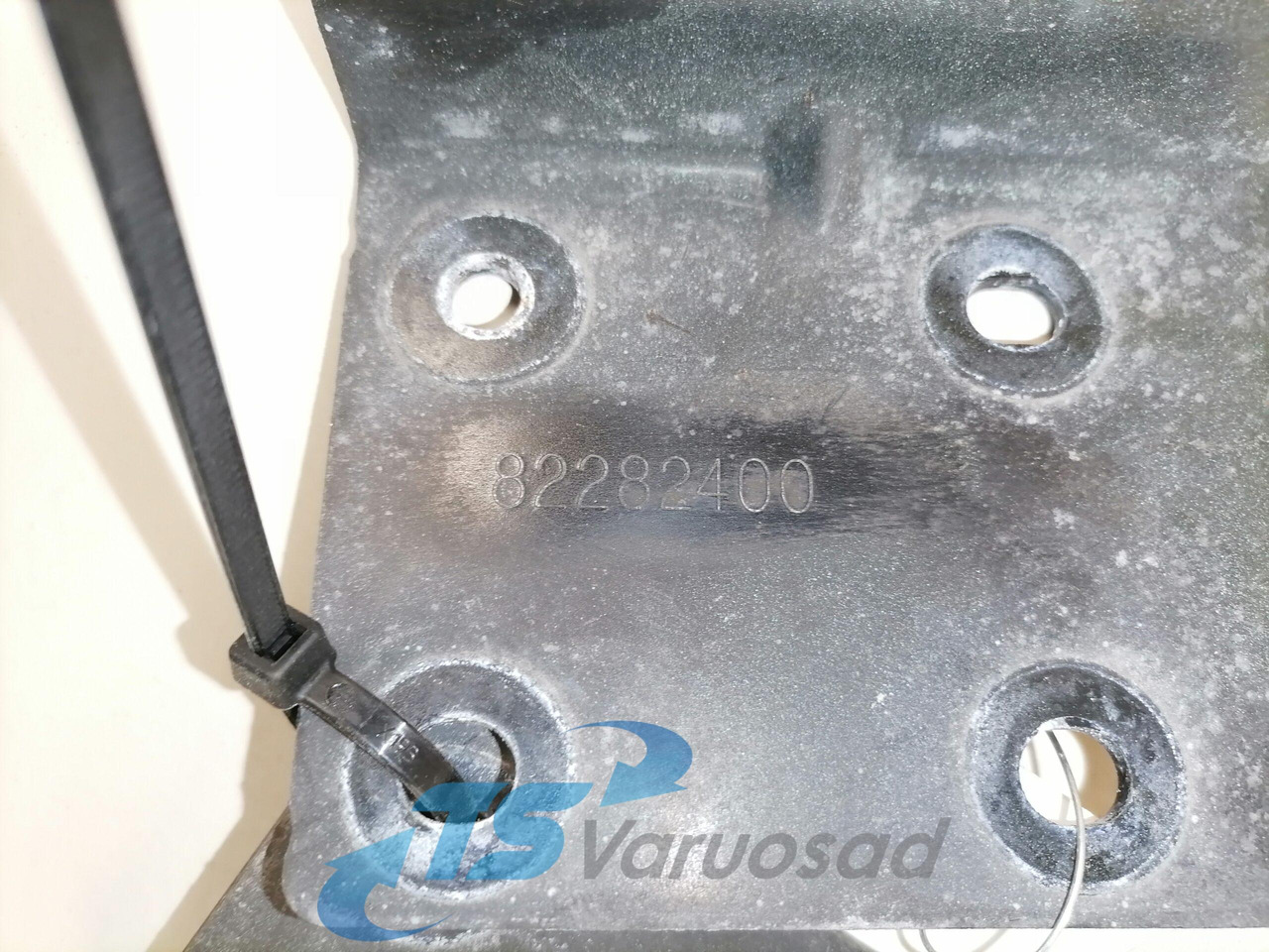 Volvo Kabiini tuulesuunaja kandur 82282286 - Aerodinámica/ Spoiler para Camión: foto 3 Volvo Kabiini tuulesuunaja kandur 82282286 - Aerodinámica/ Spoiler para Camión: foto 3