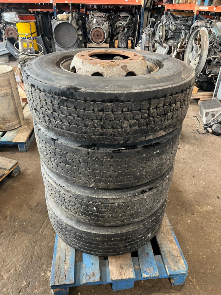 Volvo Sava avant A3 285/70R19.5 28570R195 - Neumáticos y llantas para Camión: foto 1 Volvo Sava avant A3 285/70R19.5 28570R195 - Neumáticos y llantas para Camión: foto 1