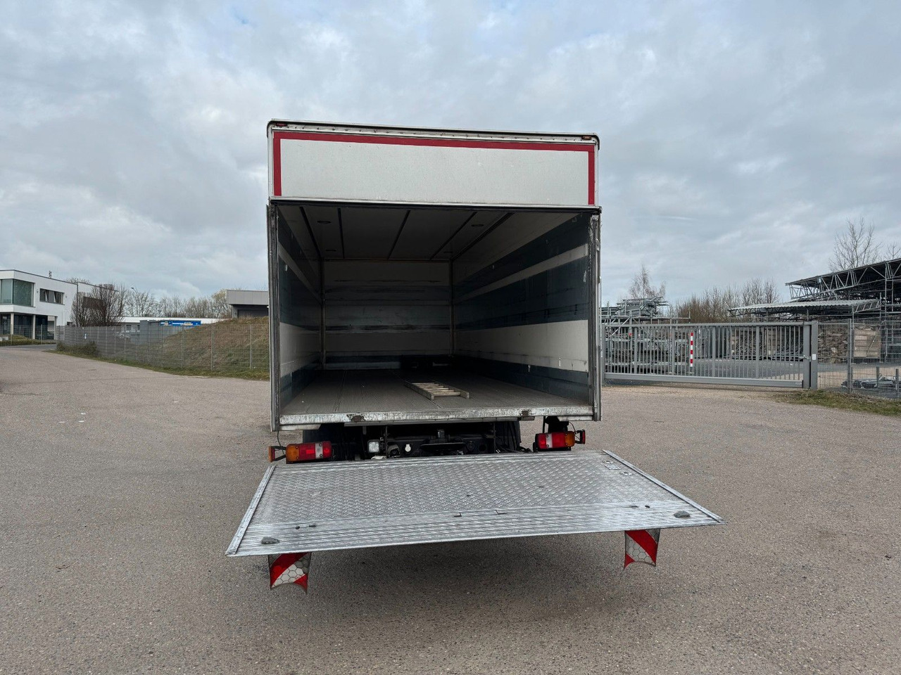 Camión caja cerrada MAN 15.290 4X2 Koffer mit Hebebühne AHK: foto 9