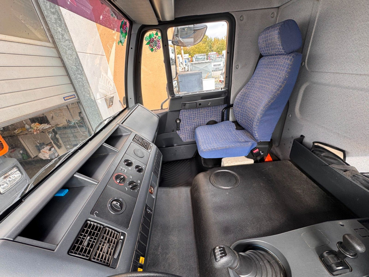 MAN 8.140 4X2 Pritsche Plane Original Km - Furgoneta con caja de lona: foto 4 MAN 8.140 4X2 Pritsche Plane Original Km - Furgoneta con caja de lona: foto 4