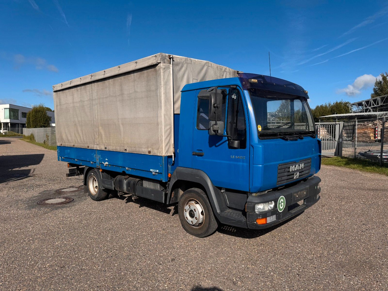 MAN 8.140 4X2 Pritsche Plane Original Km - Furgoneta con caja de lona: foto 1 MAN 8.140 4X2 Pritsche Plane Original Km - Furgoneta con caja de lona: foto 1
