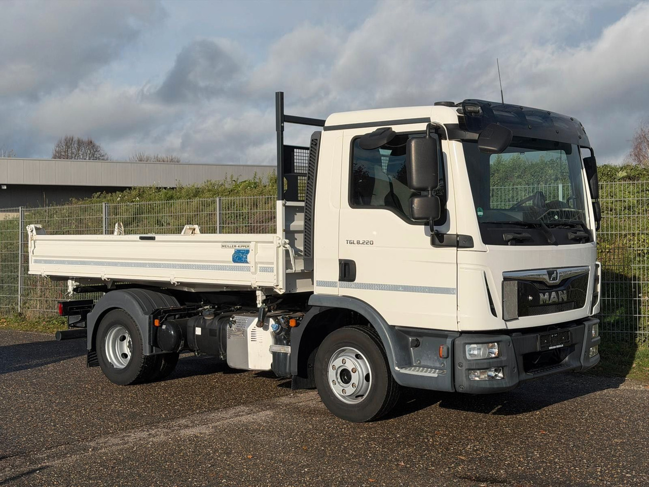 MAN 8.220 4x2 Meiller 3S. Kipper | TOP Zustand! - Volquete furgoneta: foto 5 MAN 8.220 4x2 Meiller 3S. Kipper | TOP Zustand! - Volquete furgoneta: foto 5
