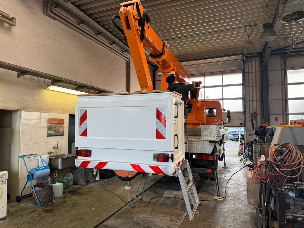 Mercedes-Benz 815 4x2 Hubarbeitsbühne Wumag 170 high 17 m Mercedes-Benz 815 4x2 Hubarbeitsbühne Wumag 170 high 17 m - Camión con plataforma elevadora, Vehículo comercial ligero: foto 4 Mercedes-Benz 815 4x2 Hubarbeitsbühne Wumag 170 high 17 m Mercedes-Benz 815 4x2 Hubarbeitsbühne Wumag 170 high 17 m - Camión con plataforma elevadora, Vehículo comercial ligero: foto 4