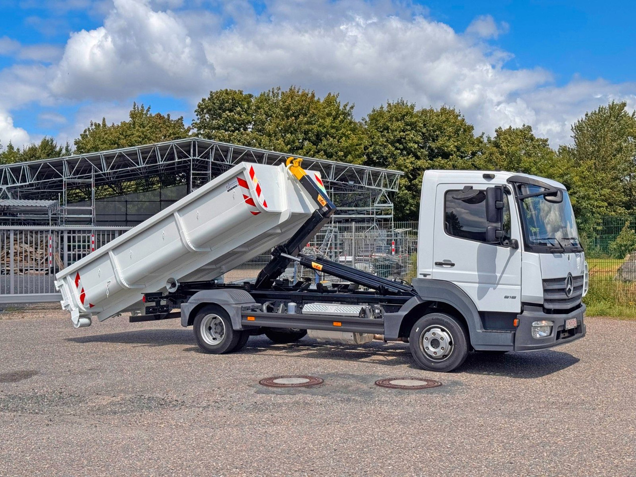 Mercedes-Benz 816 4X2 mit neuem Hyva Abroller Funk - Multibasculante camión: foto 1 Mercedes-Benz 816 4X2 mit neuem Hyva Abroller Funk - Multibasculante camión: foto 1