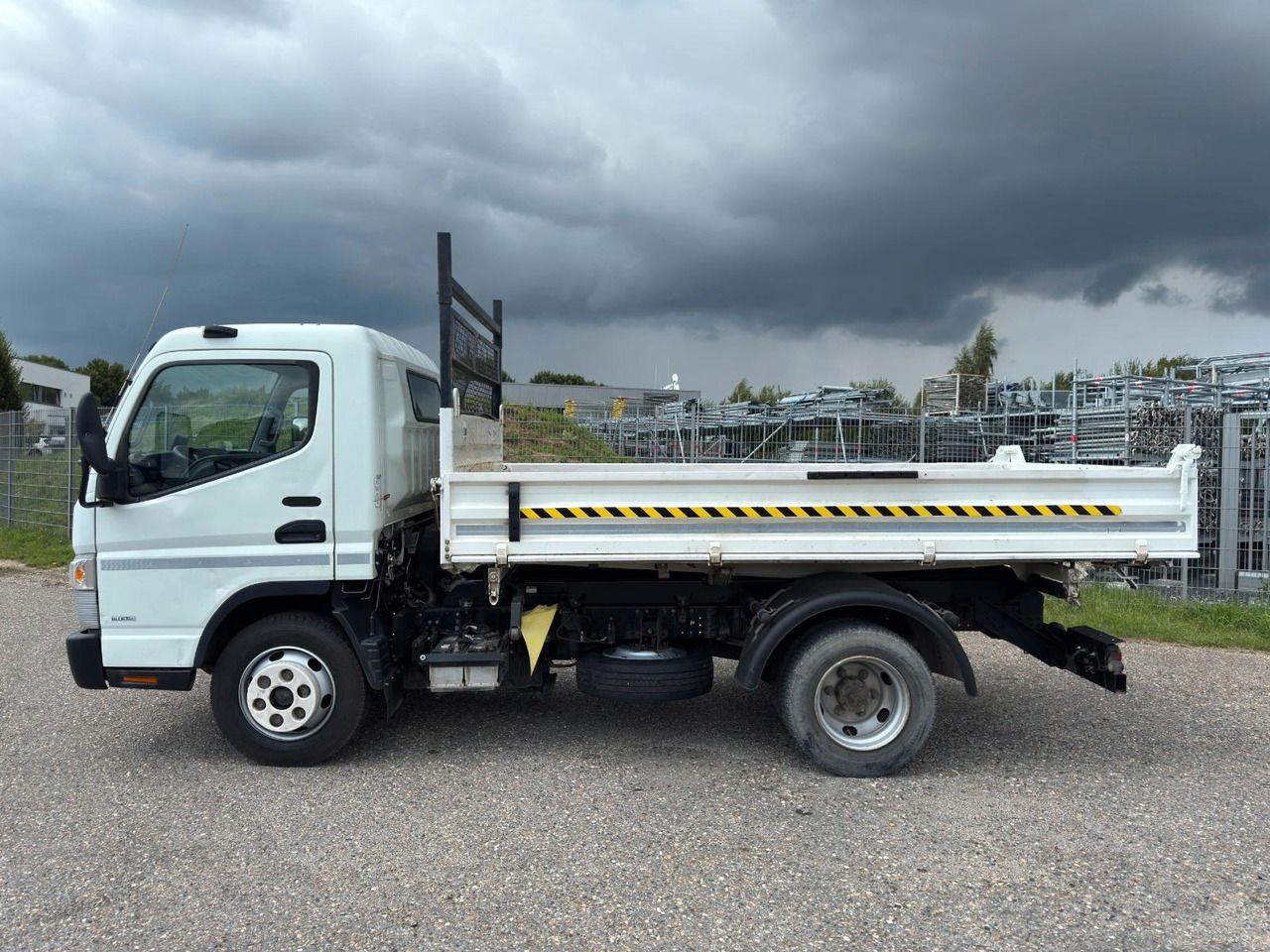 Mitsubishi 7C15 Fuso Canter 4x2 mit Meiller 3S. Kipper - Volquete camión: foto 5 Mitsubishi 7C15 Fuso Canter 4x2 mit Meiller 3S. Kipper - Volquete camión: foto 5
